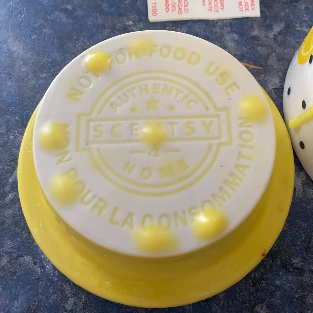 Scentsy Yellow Ceramic Jar with Lemon Design - Picture 2 of 2